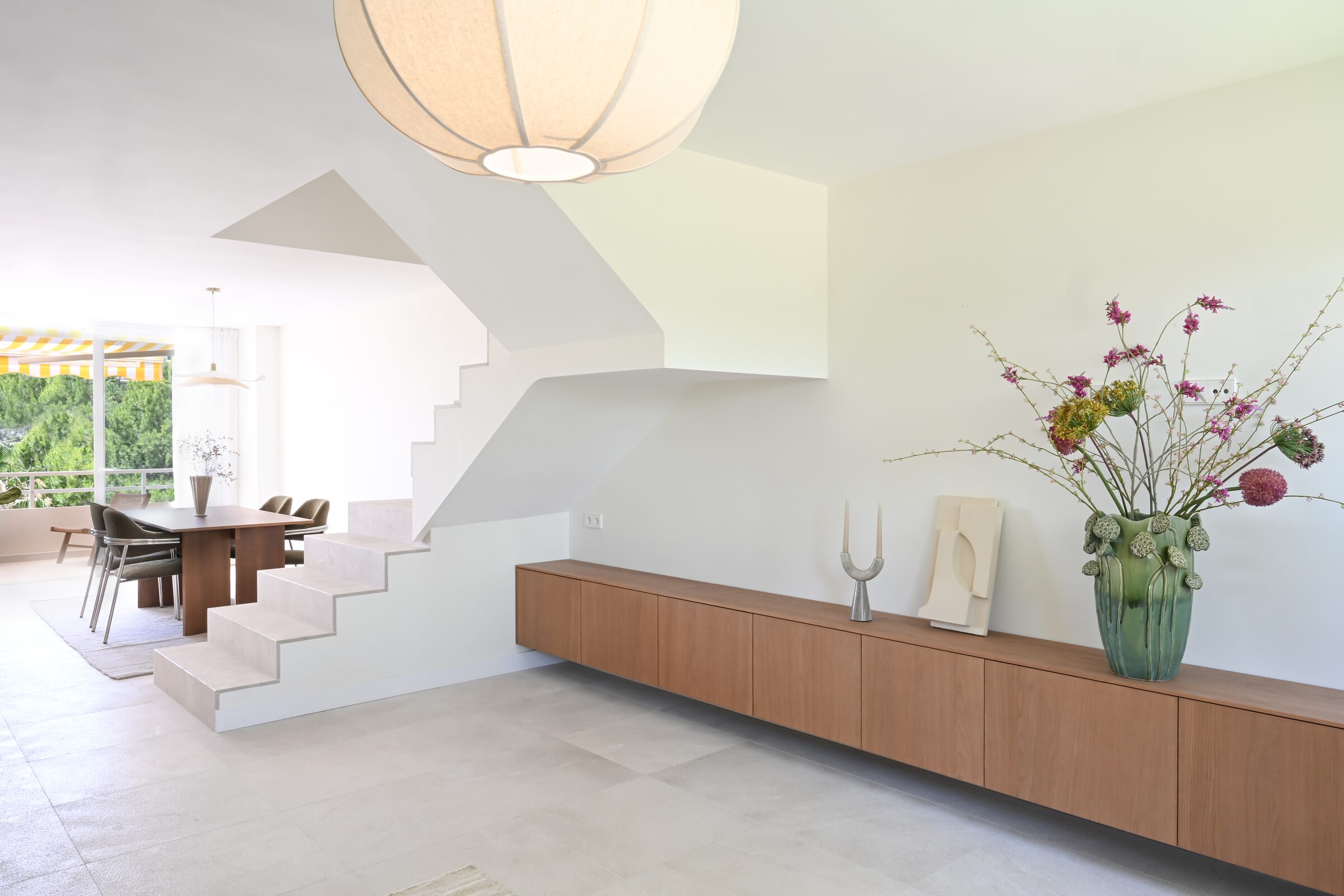 Stone-clad bathroom wall with a recessed lighting niche and large-format porcelain tiles.